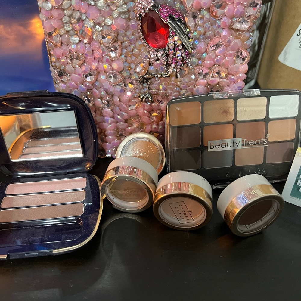 Random Eyeshadow bundle - Picture 3 of 3